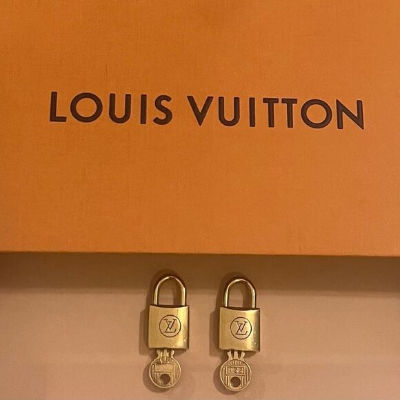AUTHENTIC VINTAGE LOUIS VUITTON PADLOCK AND KEY - Picture 1 of 11